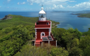 Le Phare de La Caravelle avec une vue sur la mer
