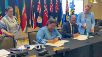 Serge Letchimy, le président de la Collectivité Territoriale signe l'adhésion de la Martinique à la Caricom